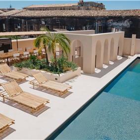 3 bedroom villa with heated pool in Noto, sleeps 6